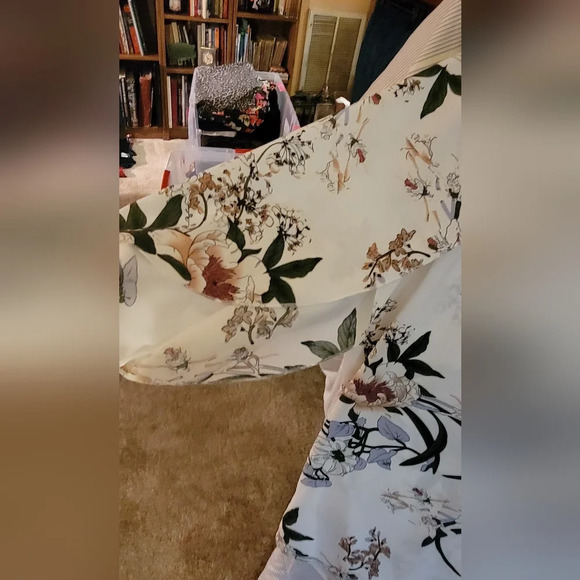 Floral Blouse 2XL Top White Short Sleeve Brand New - Picture 3 of 5